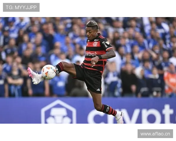 巴黎圣日耳曼边路主导进攻,战术单一性是否制约争冠形势?